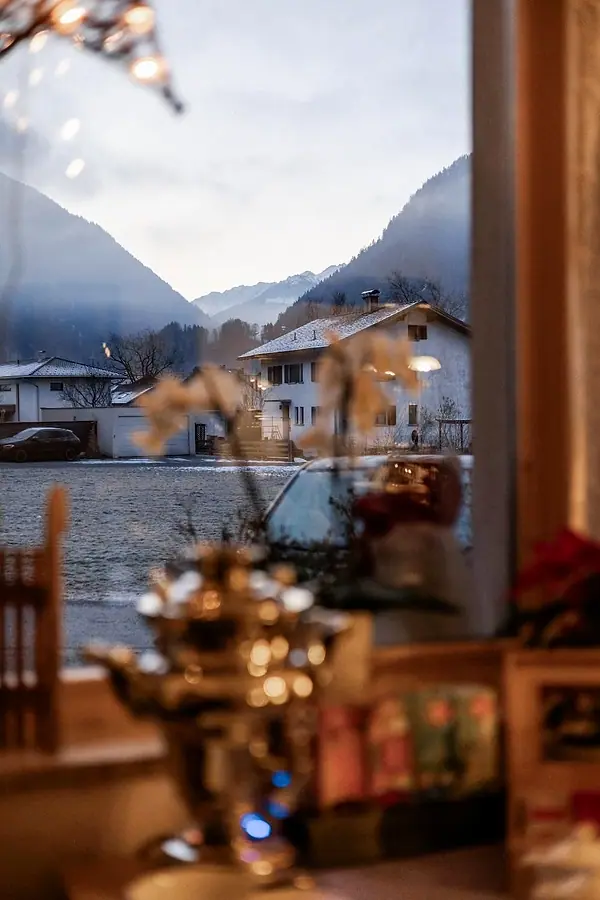 Blick aus dem Frühstücksraum auf die verschneiten Berge