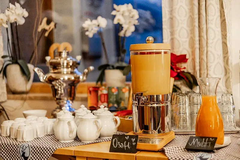 Saftspender, Samowar und Orchideen am Buffet