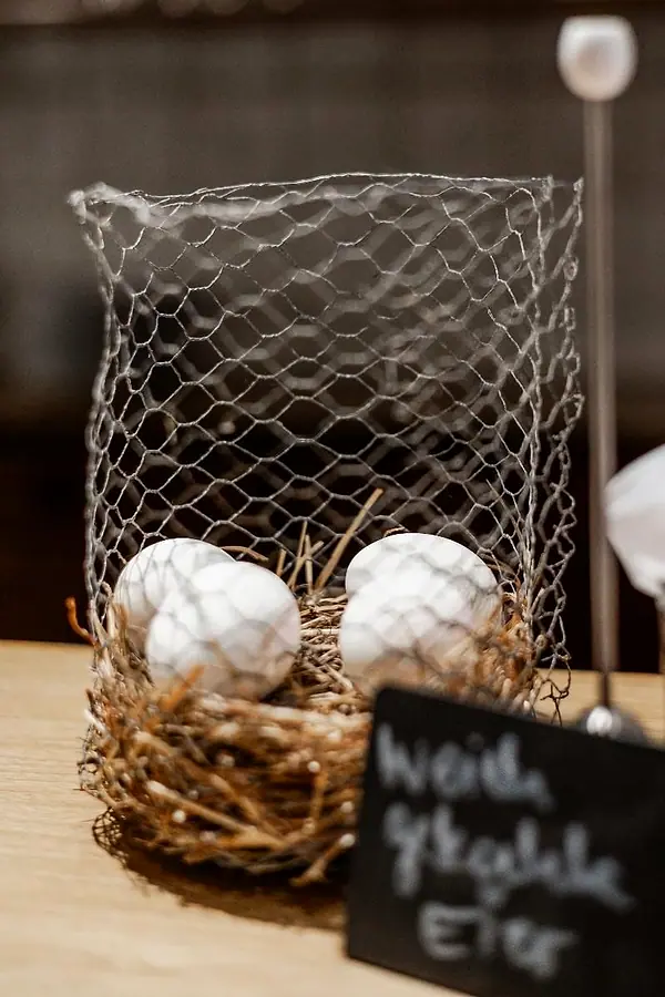 Weich gekochte Eier im Nest mit Kreidetafel