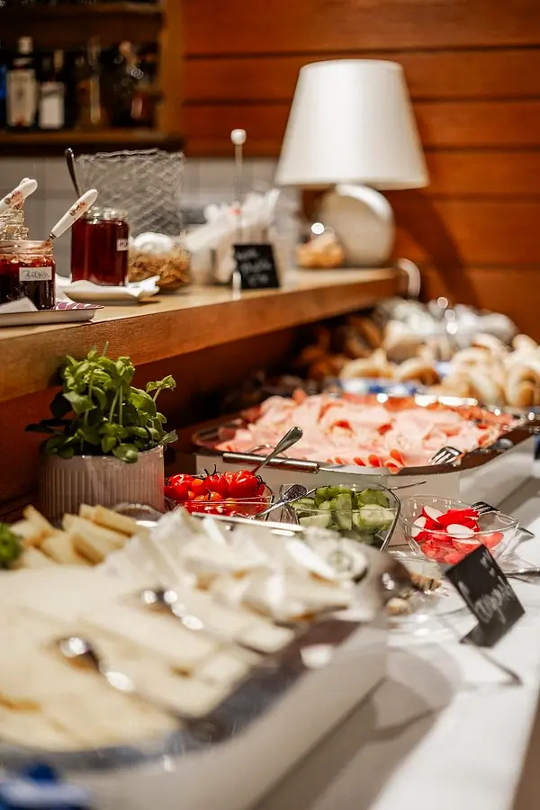 Buffet mit Wurst, Käse und Marmeladen