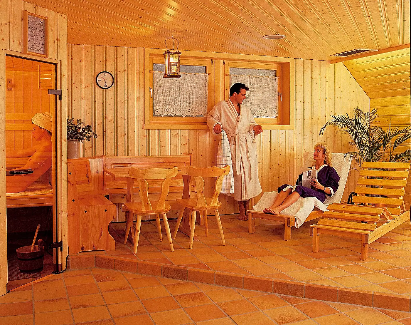 Ruheraum mit Holzdecke, Liegen und Saunatür