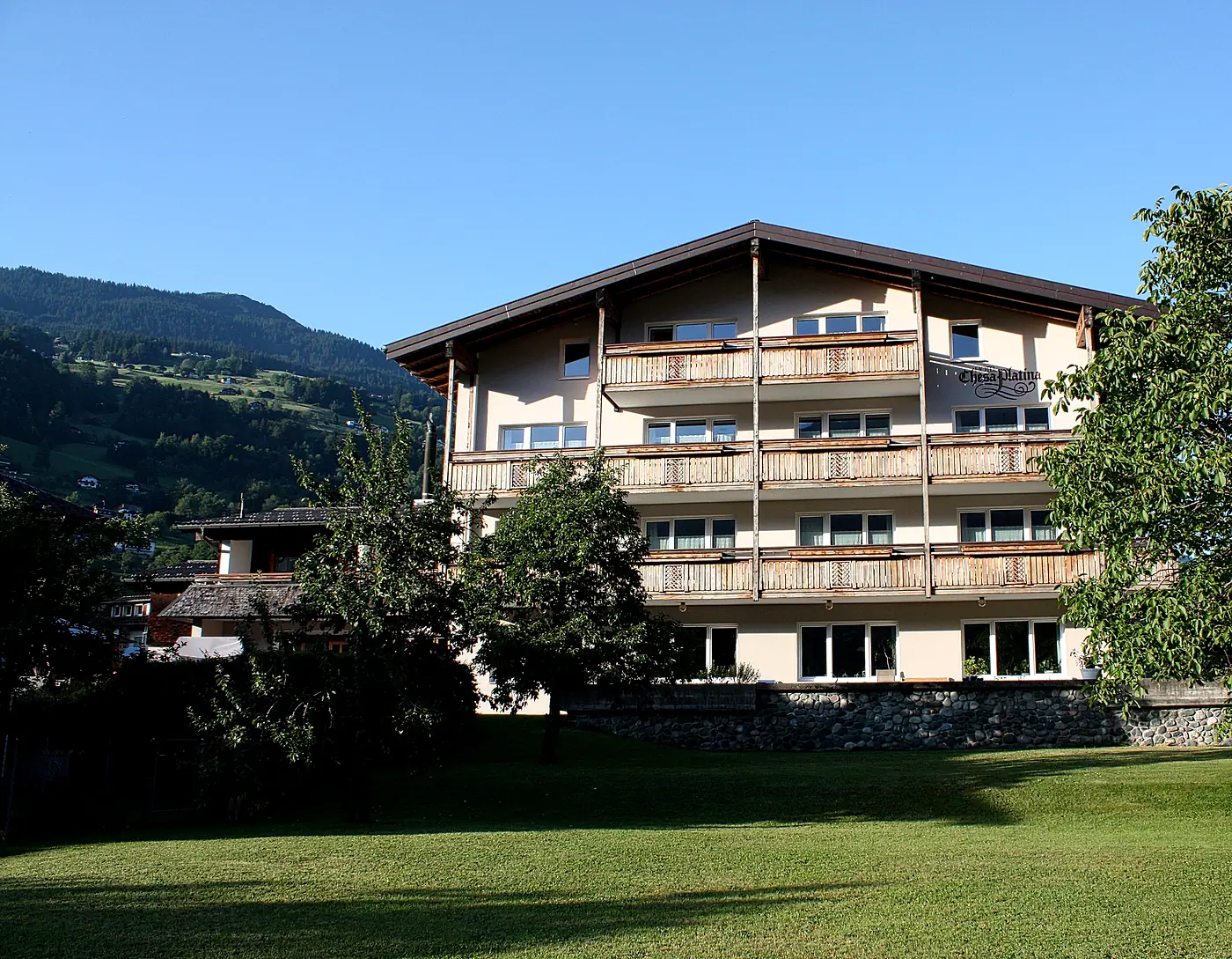 Das Haus im Sommer, Balkone über dem Garten
